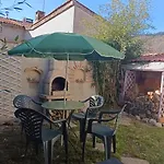La Au Fond Du Jardin *
