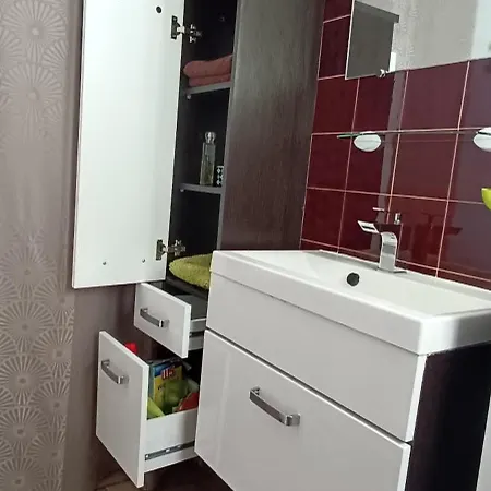 La Au Fond Du Jardin *