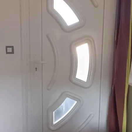 La Au Fond Du Jardin *