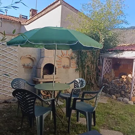 La Au Fond Du Jardin *