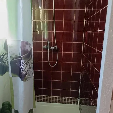 La Au Fond Du Jardin