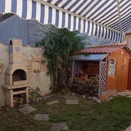 La Au Fond Du Jardin