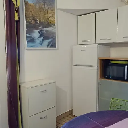 La Au Fond Du Jardin *