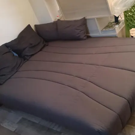 La Au Fond Du Jardin *