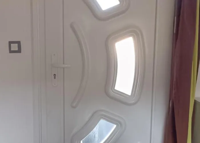 La Au Fond Du Jardin *