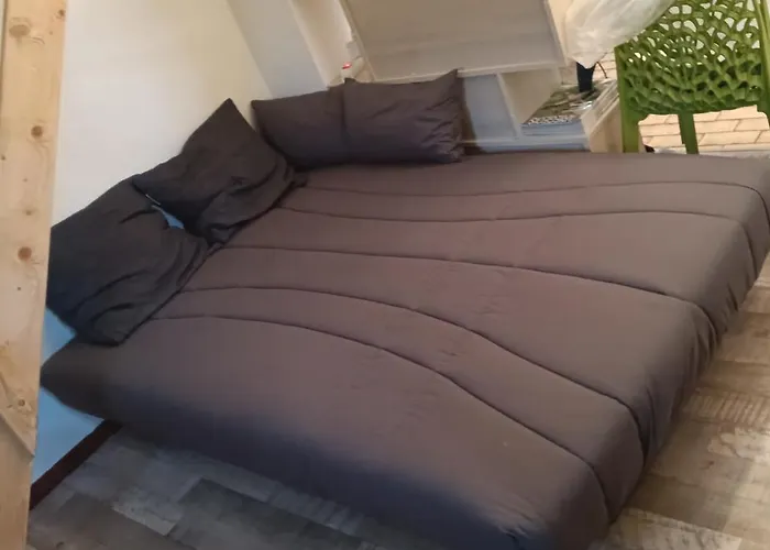 La Au Fond Du Jardin *